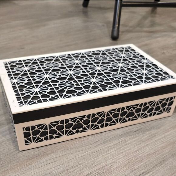 Handcrafted In India Bone & Resin Shiraz Pattern Keepsake Decorative Box - Picture 11 of 12